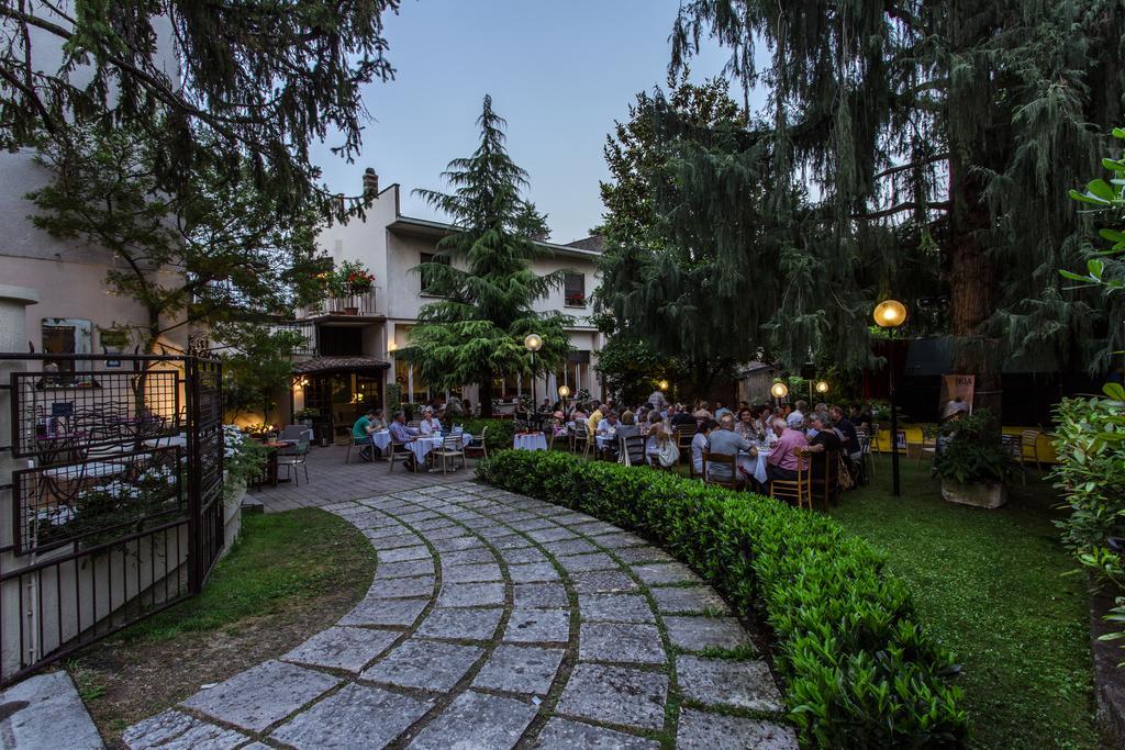 Albergo Locanda Cavallino 토스콜라노마데노 외부 사진